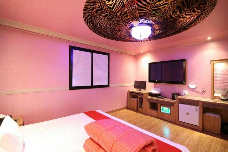 Hera Hotel