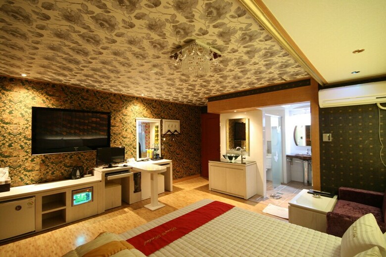 Hera Hotel