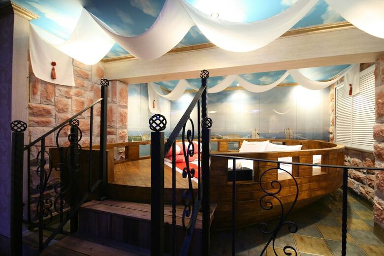 Hera Hotel
