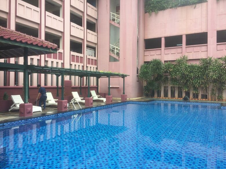 Classic Style 2br At Redtop Apartment Near Juanda