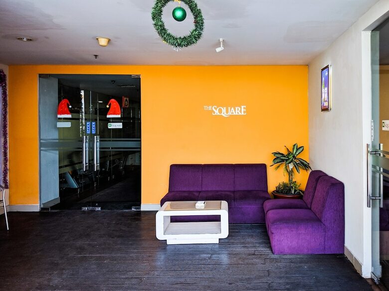 Spacious Studio Room At The Square Apartment