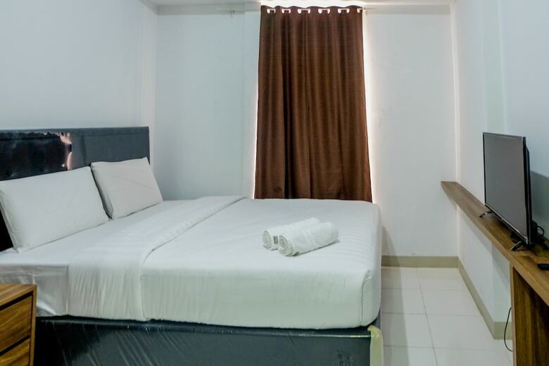 Comfortable Studio Azalea Suites Apartment