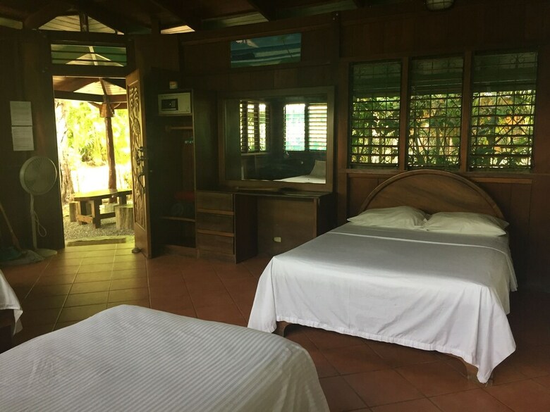 Hostal Mal Pais Surf Camp
