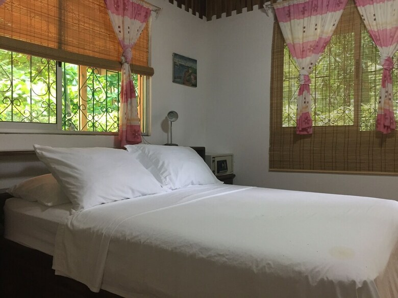 Hostal Mal Pais Surf Camp