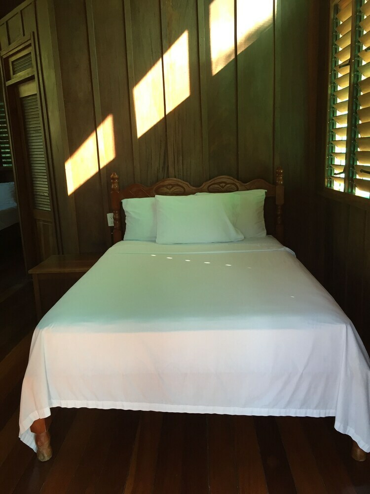 Hostal Mal Pais Surf Camp