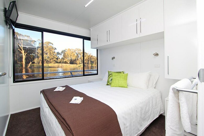 All Seasons Houseboats
