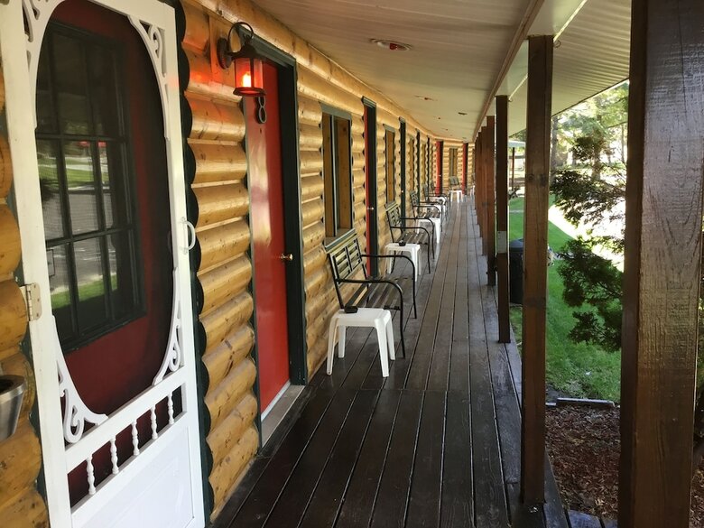 Pines Motel