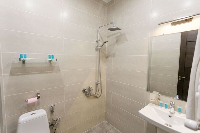 Falcon Apartments - 300 Aragveli