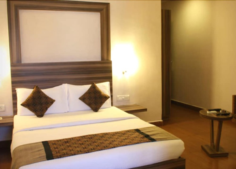 Fabhotel Berry's