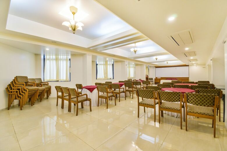 Fabhotel Ashish Plaza