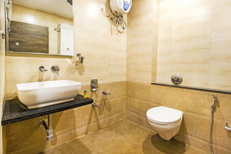 Fabhotel Royal Palace