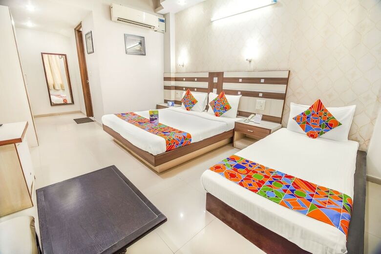 Fabhotel Rockwell Plaza