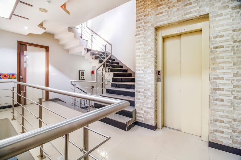 Fabhotel Rockwell Plaza