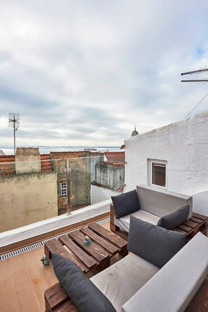 Authentic Apartment In Alfama With Terrace