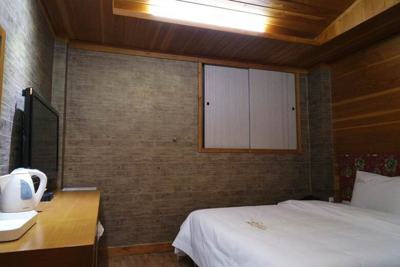 Hotel Q Motel