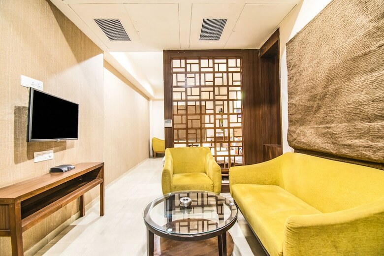 Fabhotel Flora