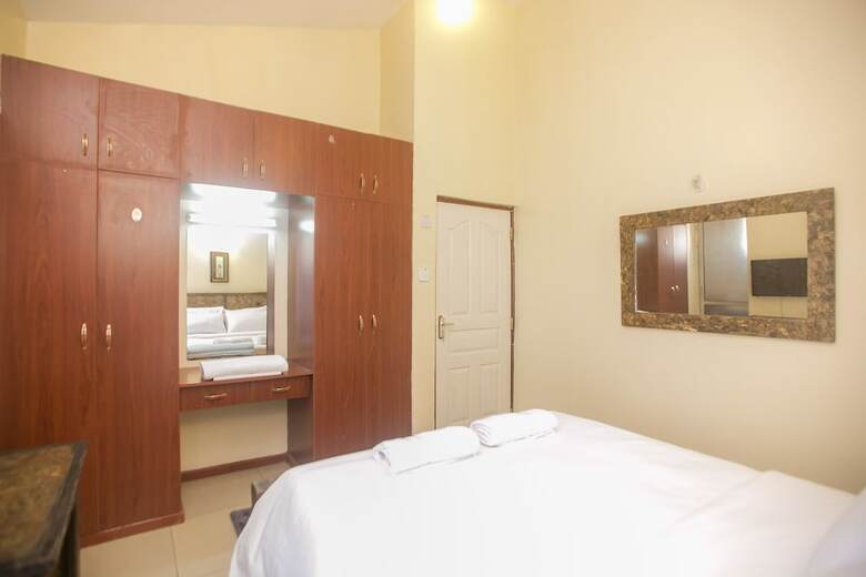 Lux Airport Inn