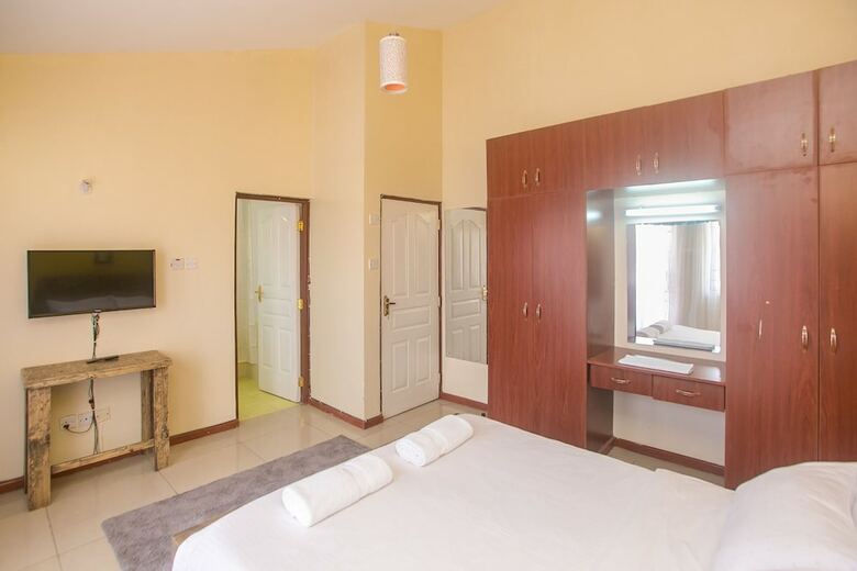 Lux Airport Inn