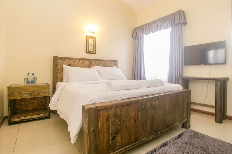 Lux Airport Inn