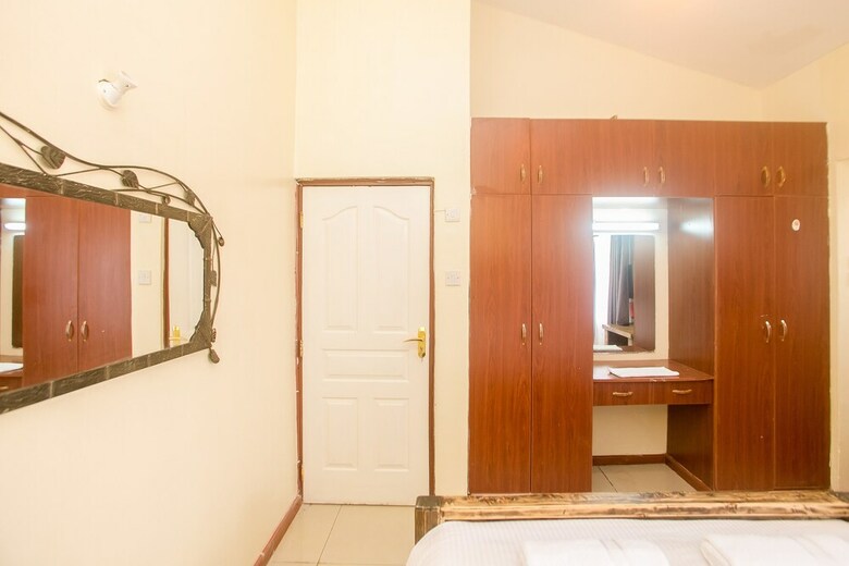 Lux Airport Inn