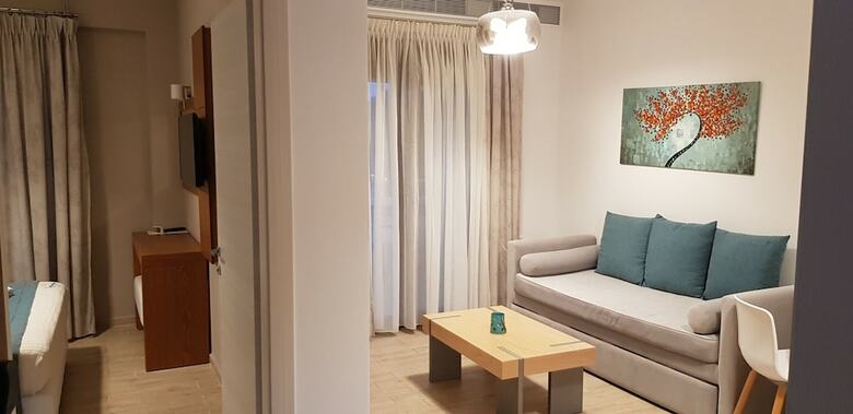 Aparthotel Hatzoudis Luxury Suites