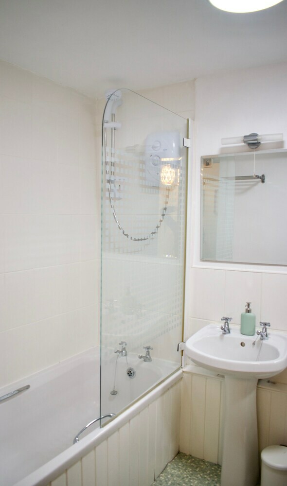 2 Bedroom Flat In Leith