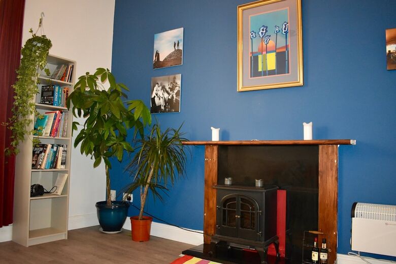 Central 1 Bedroom Apartment With Lively Decor