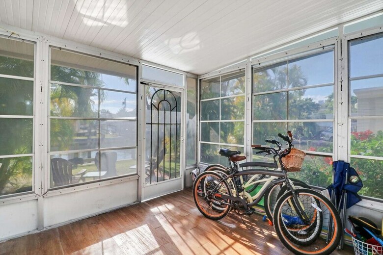 Flamingo Street Bungalow, Walk To Beach