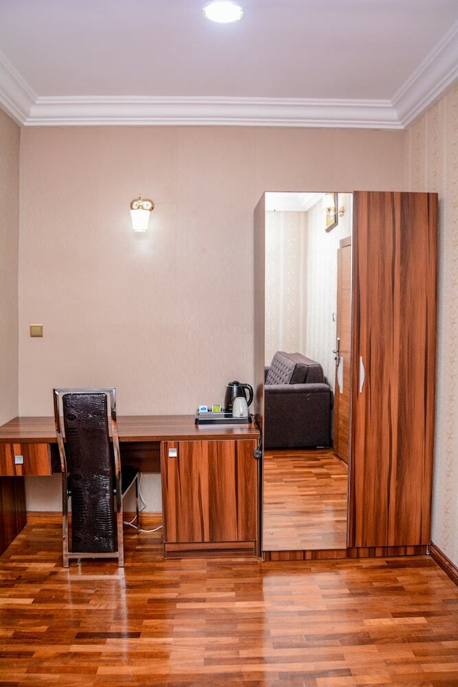 Mahogany Hotel And Suites