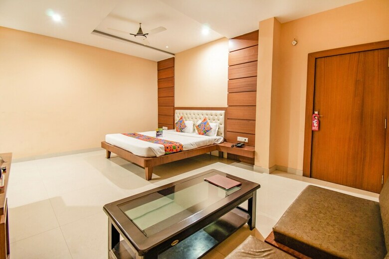 Fabhotel Mezbaan