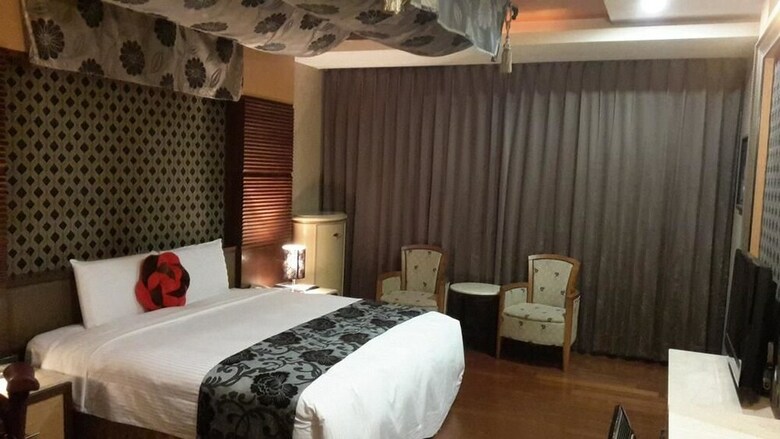 Love Story Hotel