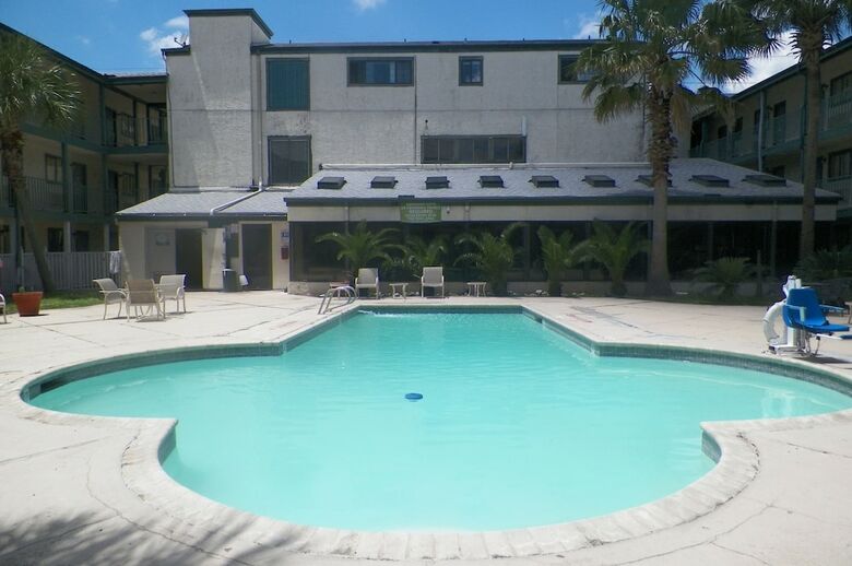 Hotel Amerihome Inn & Suites