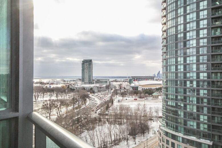 Sarkar Suites - Fort York Blvd