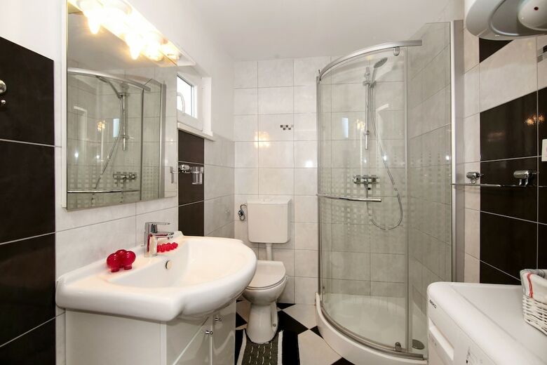 Luxury House With Pool 50m From Sea