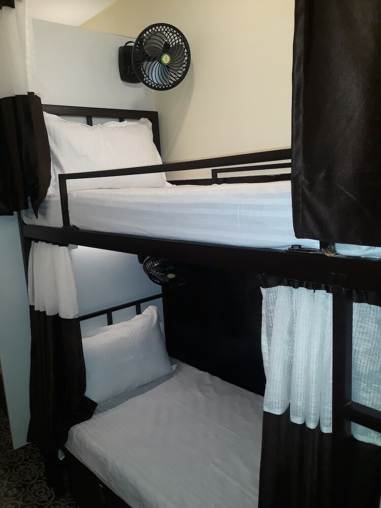 Hostal Deck 3 Airport Dormitory