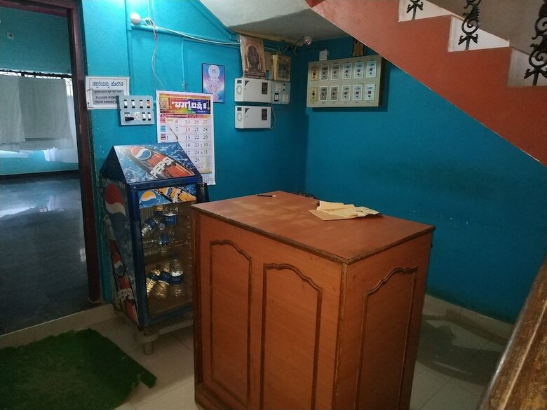 Hotel Iroomz Savitri Guest House