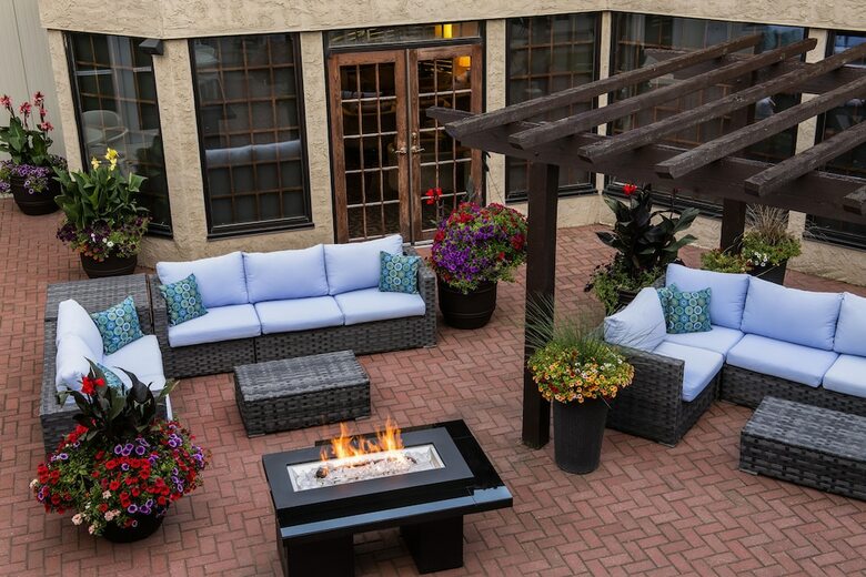 Cambridge Red Deer Hotel & Conference
