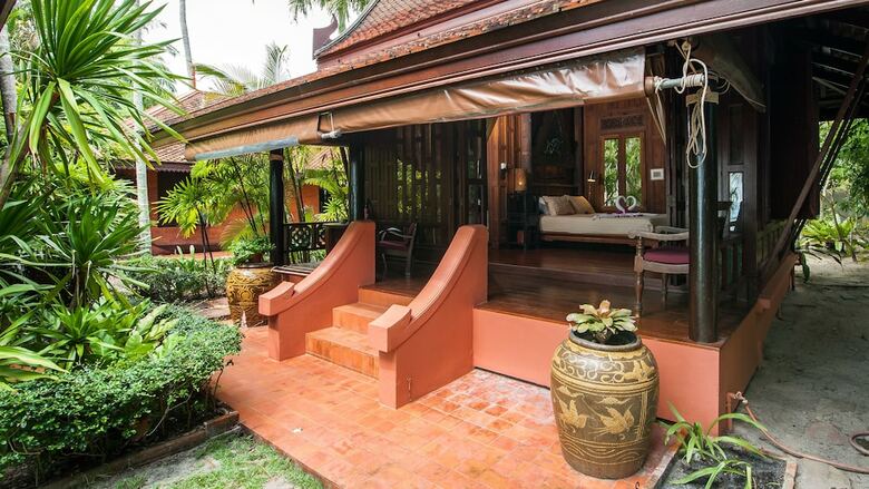 Stylish & Authentic Thai House Right On The Beach!