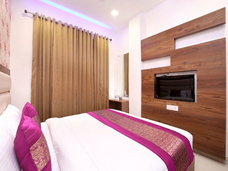 Oyo 15208 Hotel Unique