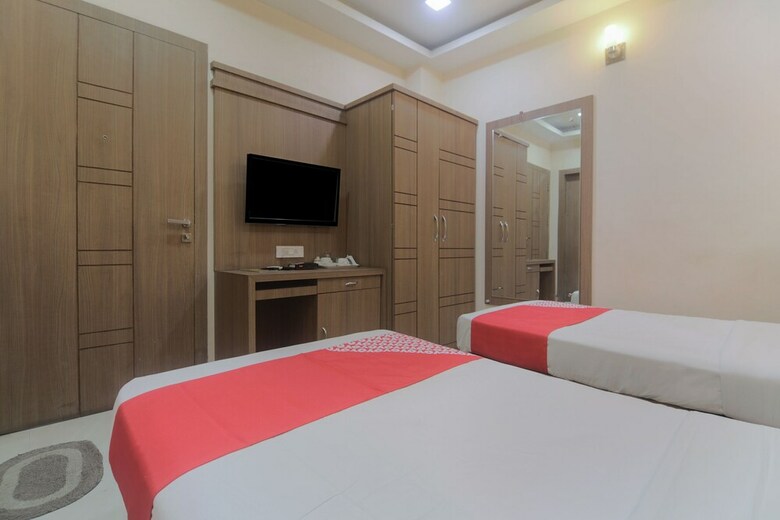 Oyo 19930 Hotel Holiday Palace