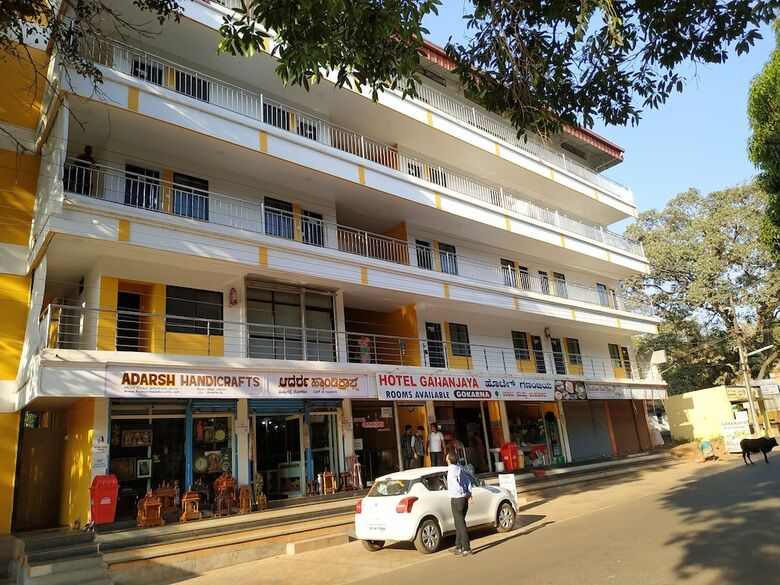 Hostal Iroomz Hotel Gananjaya