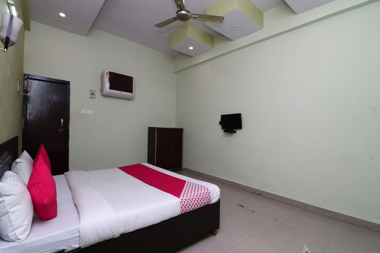 Hotel Oyo 16905 The Rohtak Hyatt