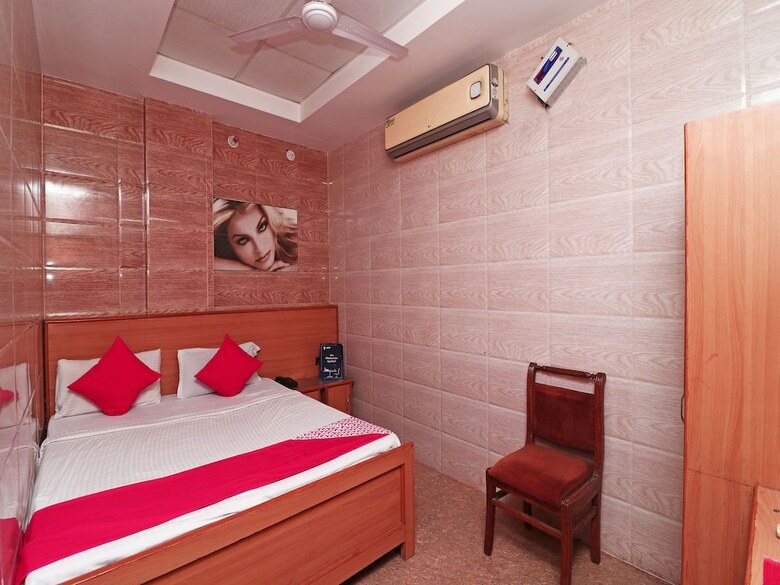 Hotel Oyo 16678 Rohtak Palace