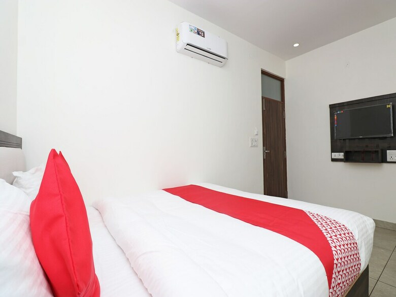 Hotel Oyo 28246 Rohtak Residency