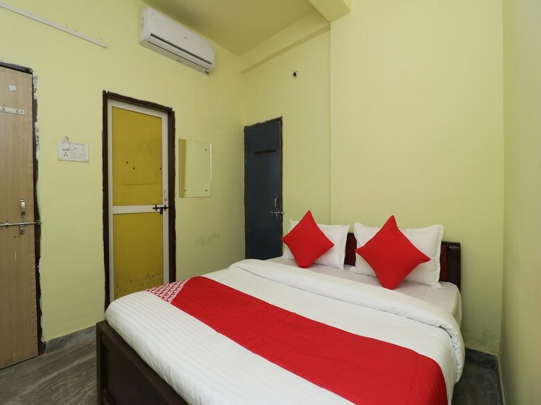 Oyo 27004 Hotel Om Sai Plaza