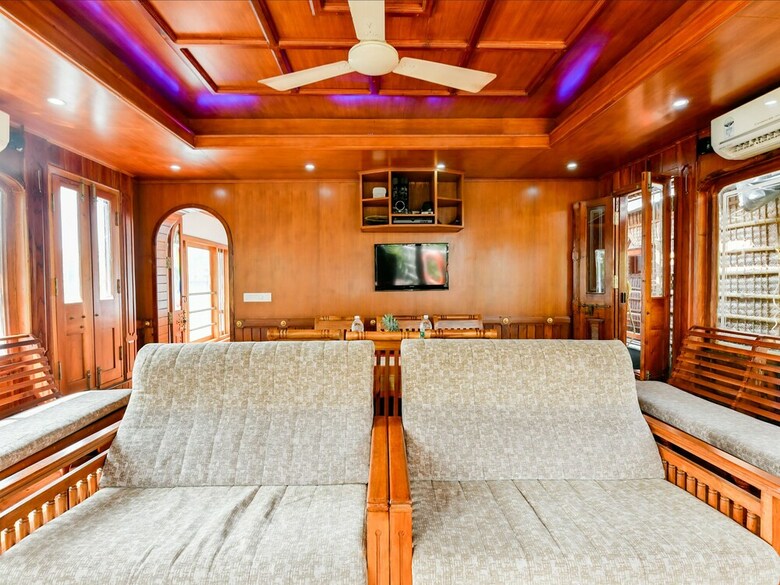 Hotel Oyo 24606 Waves & Wind 3bhk Houseboat