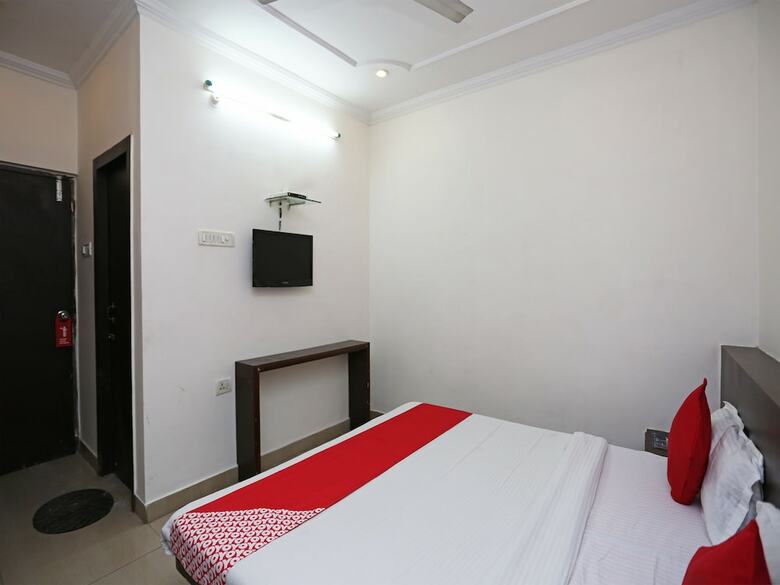 Hotel Oyo 23428 Royal Regency
