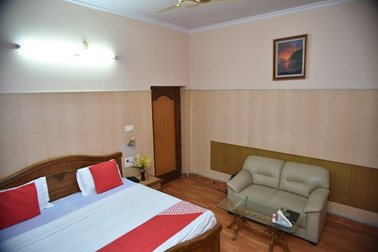 Oyo 24112 Mid City Hotel