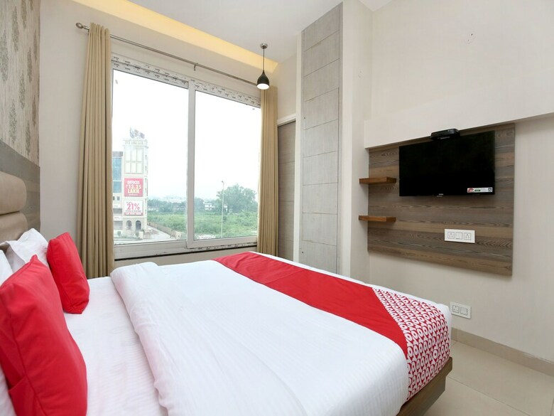 Oyo 17199 Hotel Clg Grand