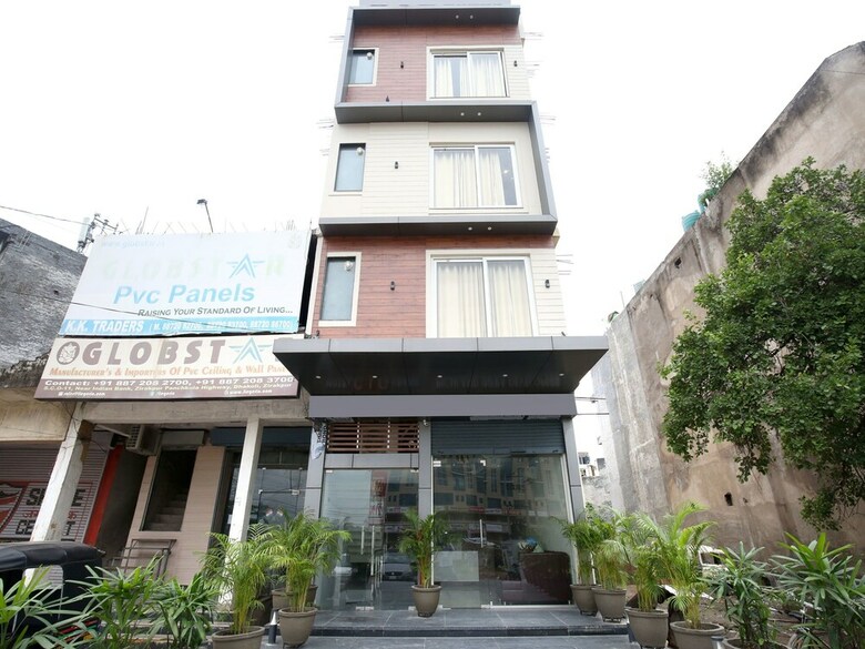 Oyo 17199 Hotel Clg Grand